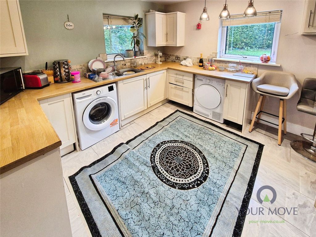 Property photo 3 of 12 Kitchen