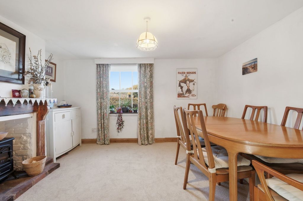 Property photo 3 of 28