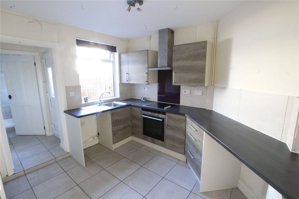 Property photo 3 of 8 Kitchen