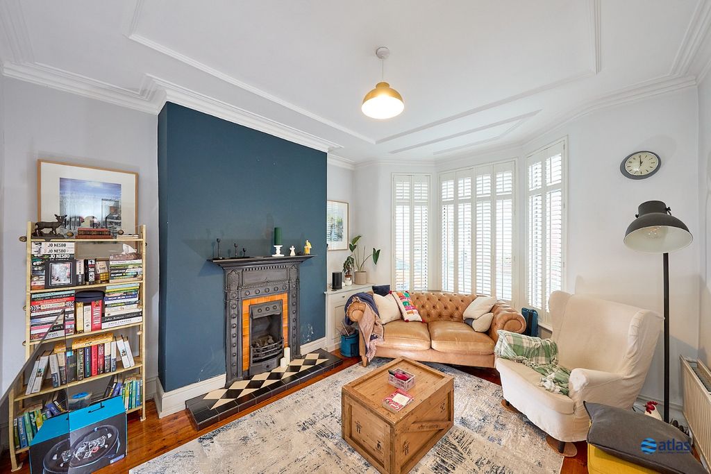 Property photo 2 of 18 Lounge