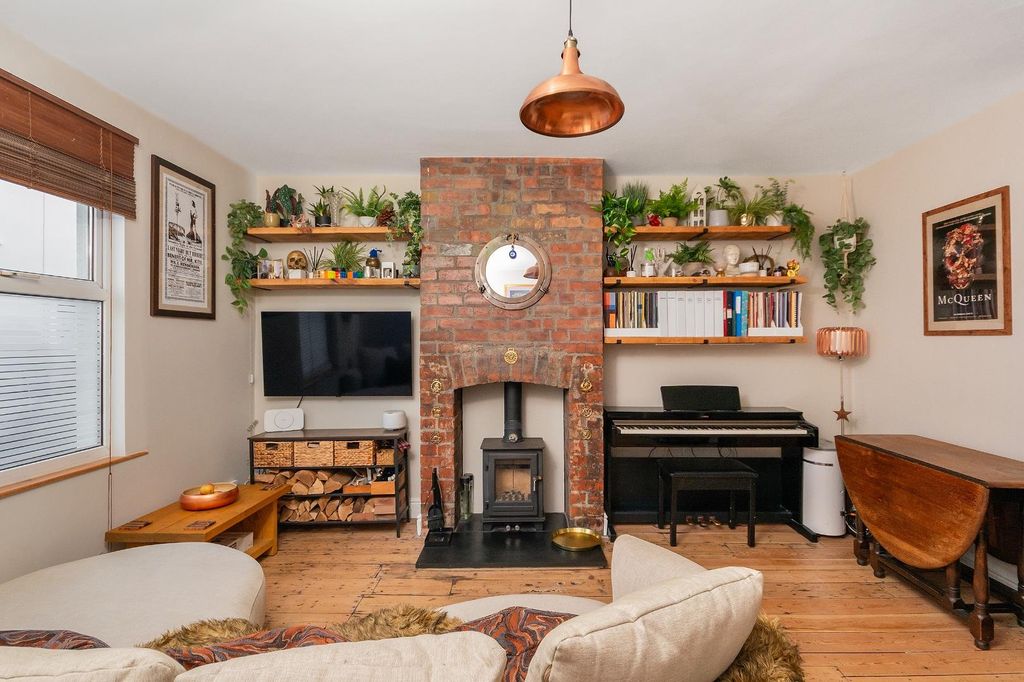 Property photo 1 of 22 0M2Svp - Living Room E.Jpg