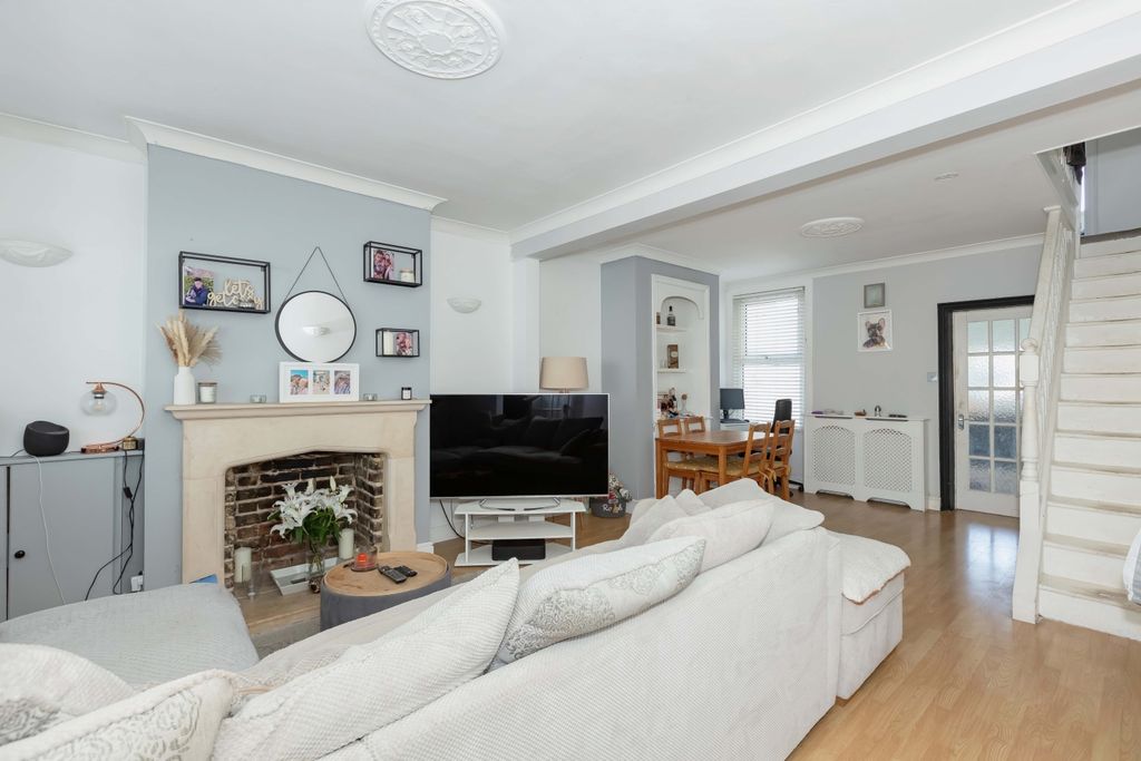 Property photo 2 of 16 Southfield