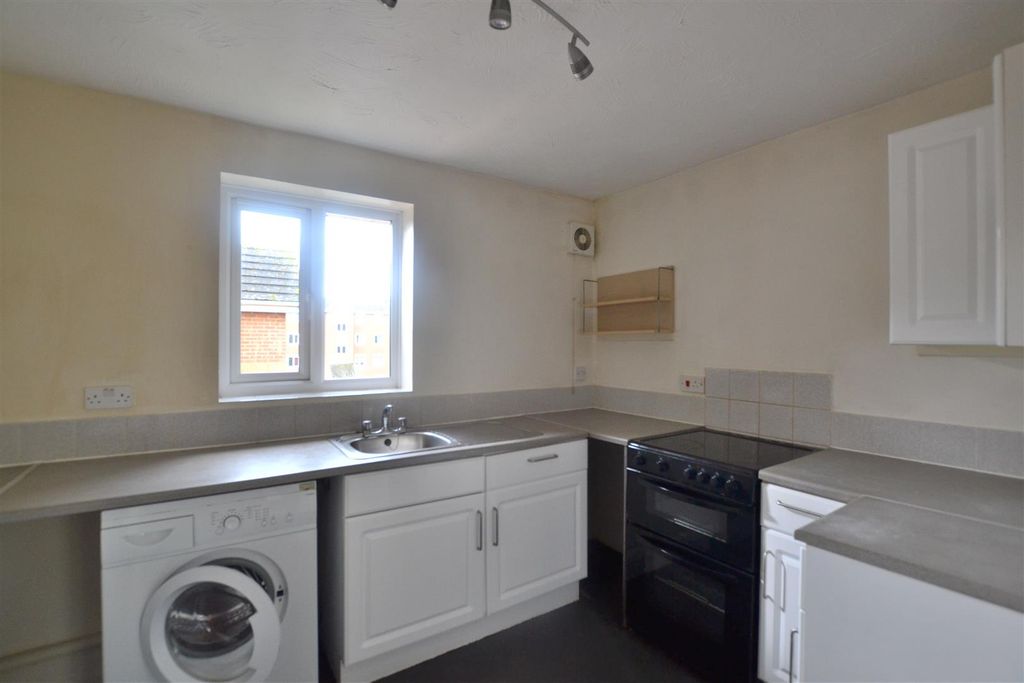 Property photo 3 of 6 Kitchen