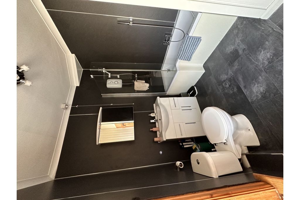 Property photo 3 of 10 Bathroom