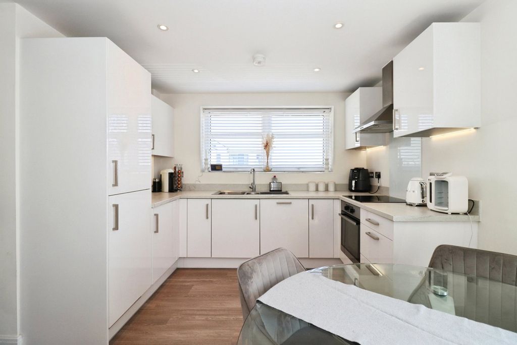 Property photo 2 of 17 Kitchen