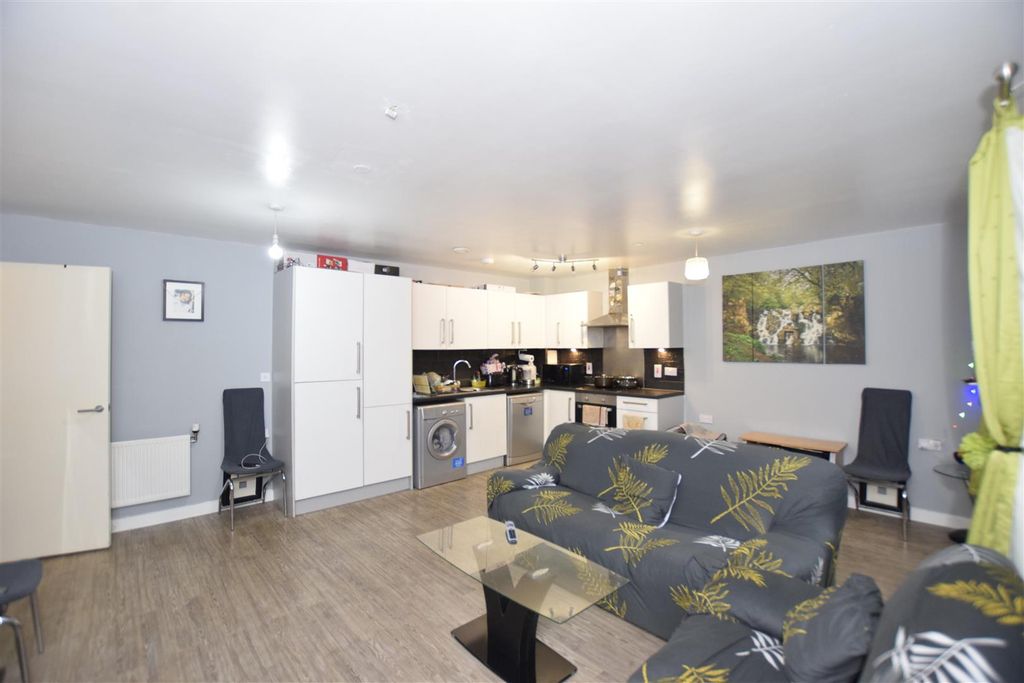 Property photo 2 of 12 Lounge.Jpg