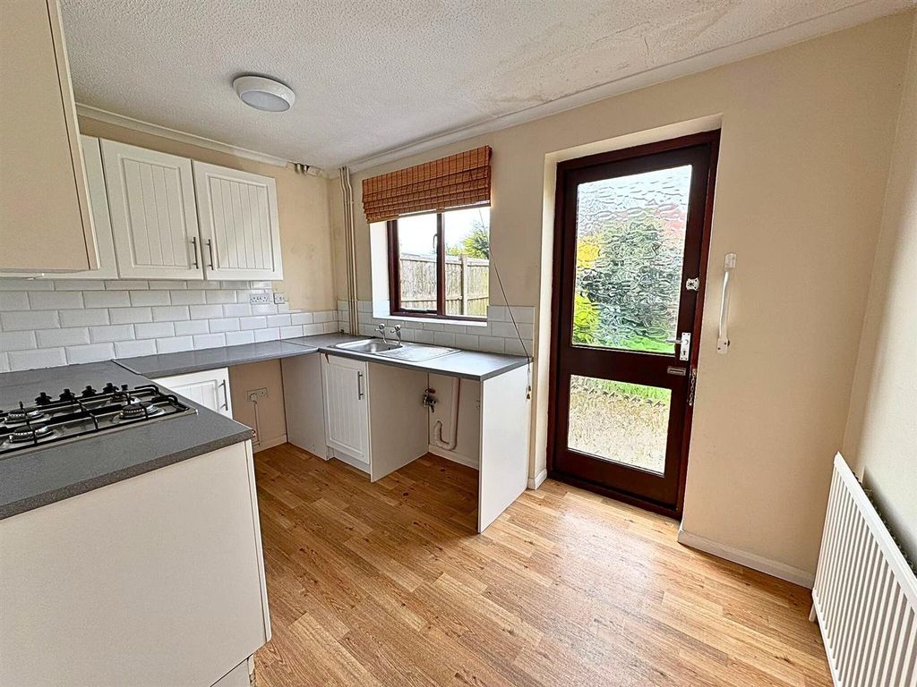 Property photo 3 of 12 Kitchen