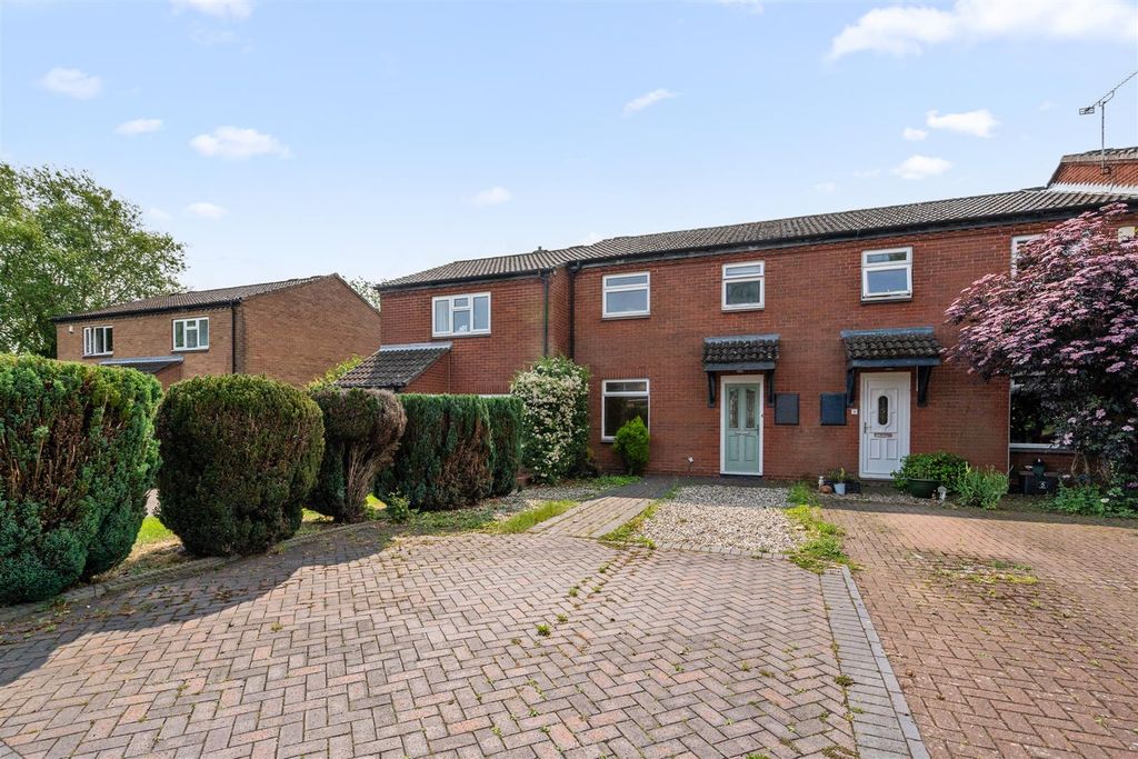 Property photo 1 of 9 7 Rainsbrook Drive_5.Jpg