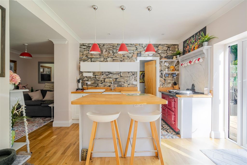 Property photo 3 of 11