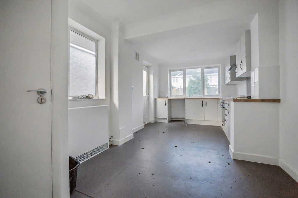 Property photo 2 of 19 86 Long Catlis Road, Gillingham, Kent, Me8 9Ta