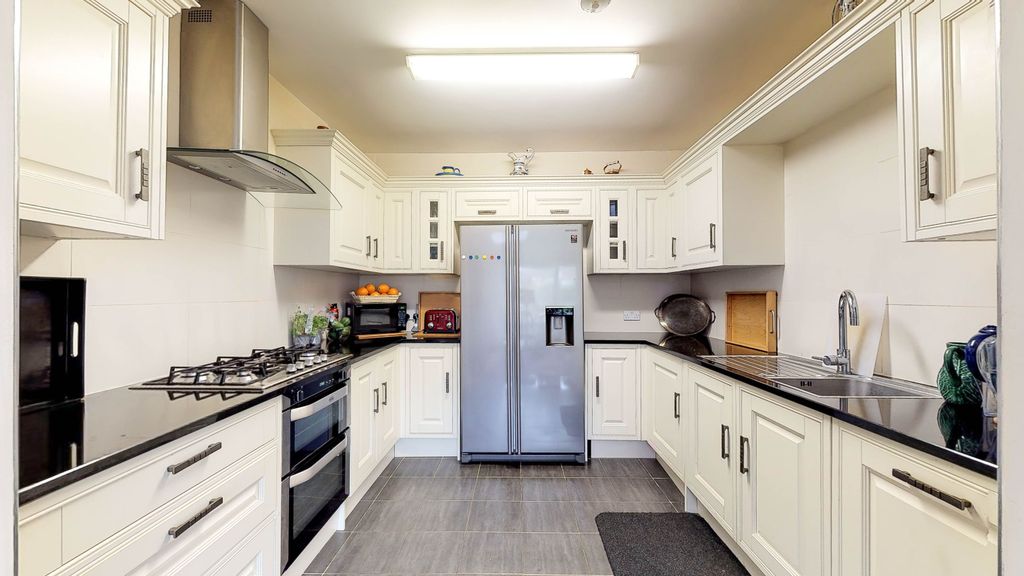 Property photo 2 of 25