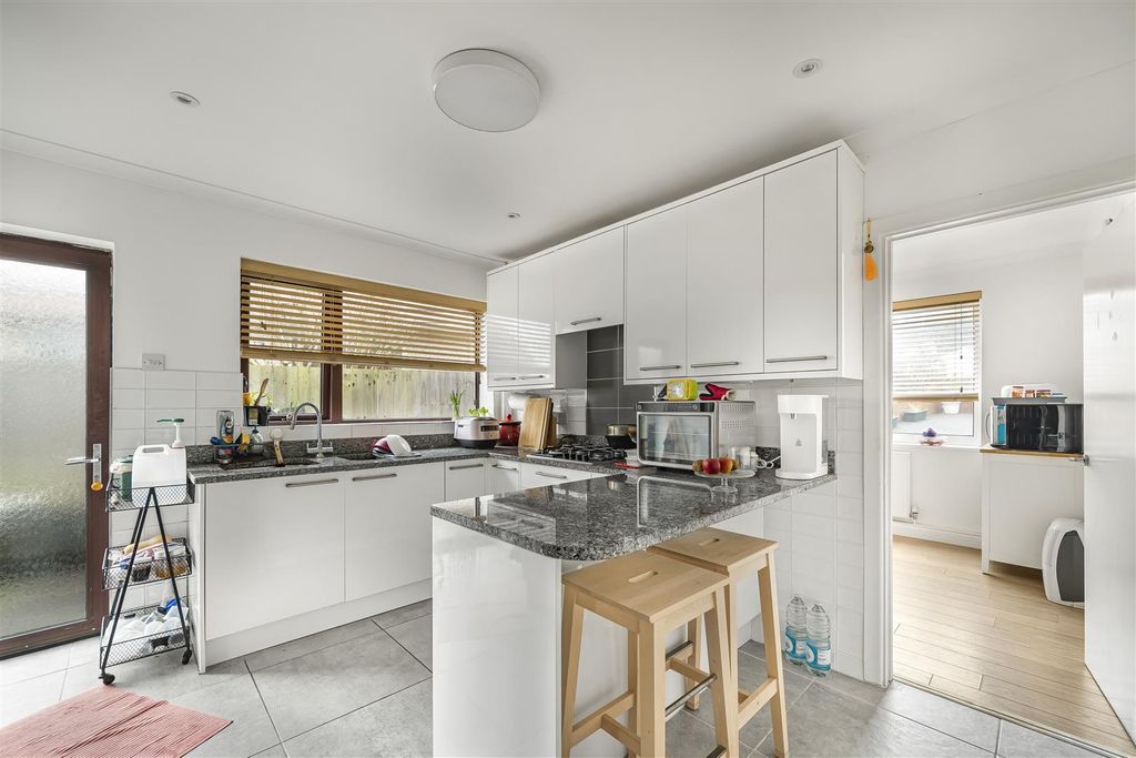 Property photo 3 of 19 Kitchen