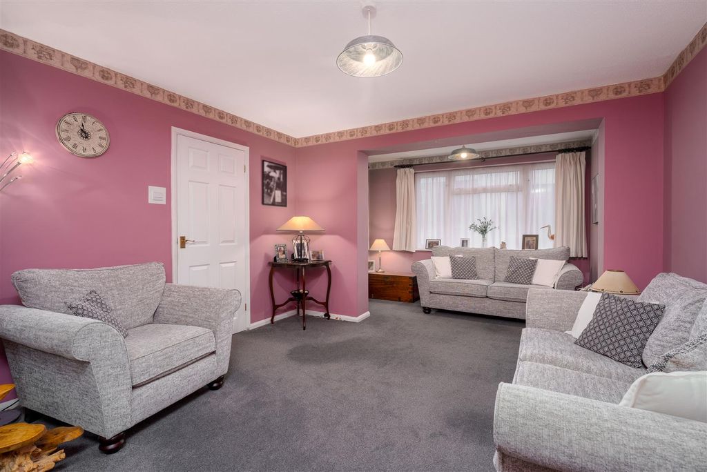 Property photo 3 of 15 29 Wood End, Banbury V2-5.Jpg