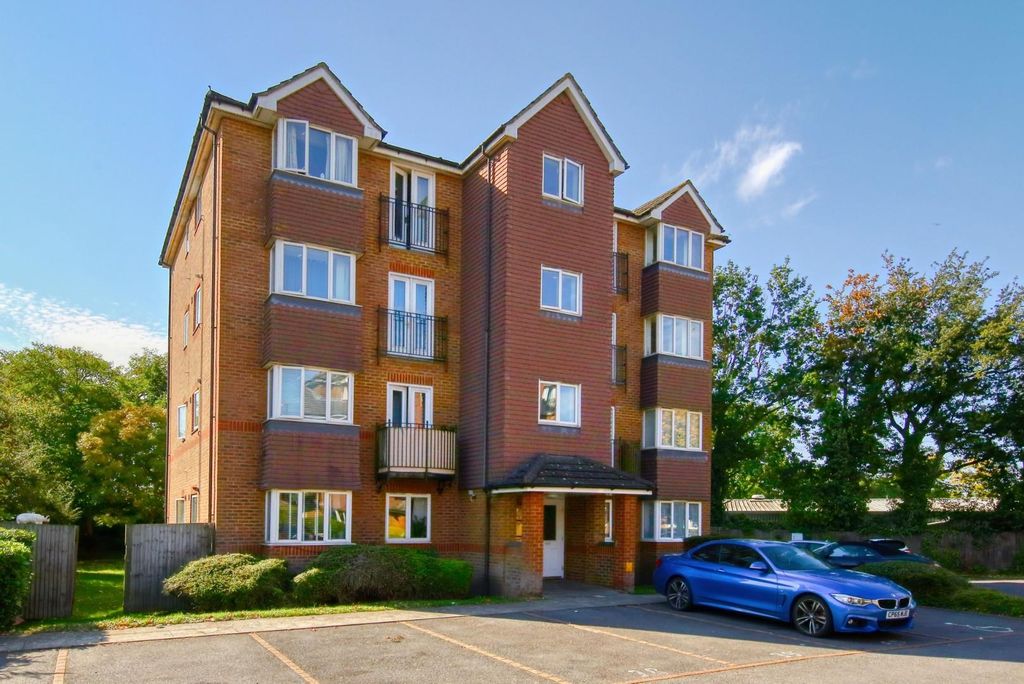 Property photo 1 of 9 41_Jemmett_Close_Image10_19745_4.Jpg