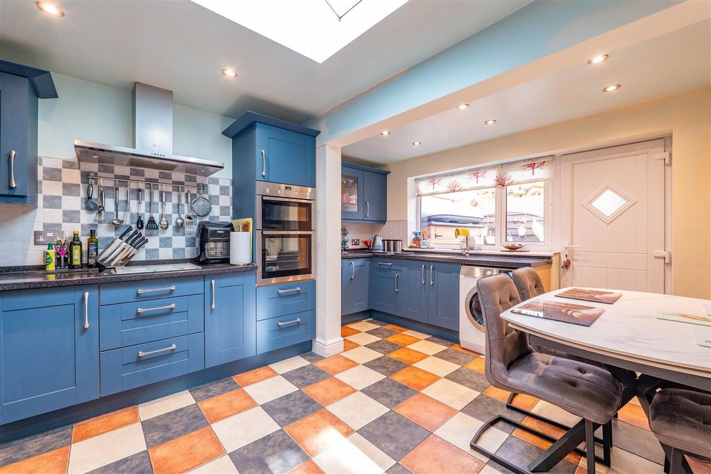 Property photo 3 of 27 Kitchen/Dining Room