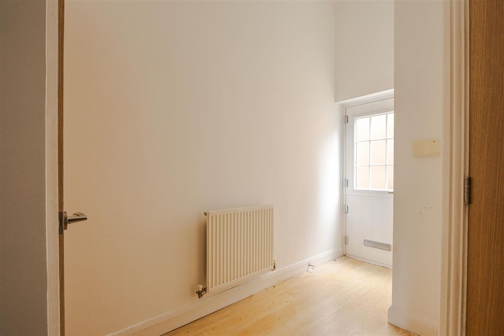 Property photo 2 of 9 Entrance Hall