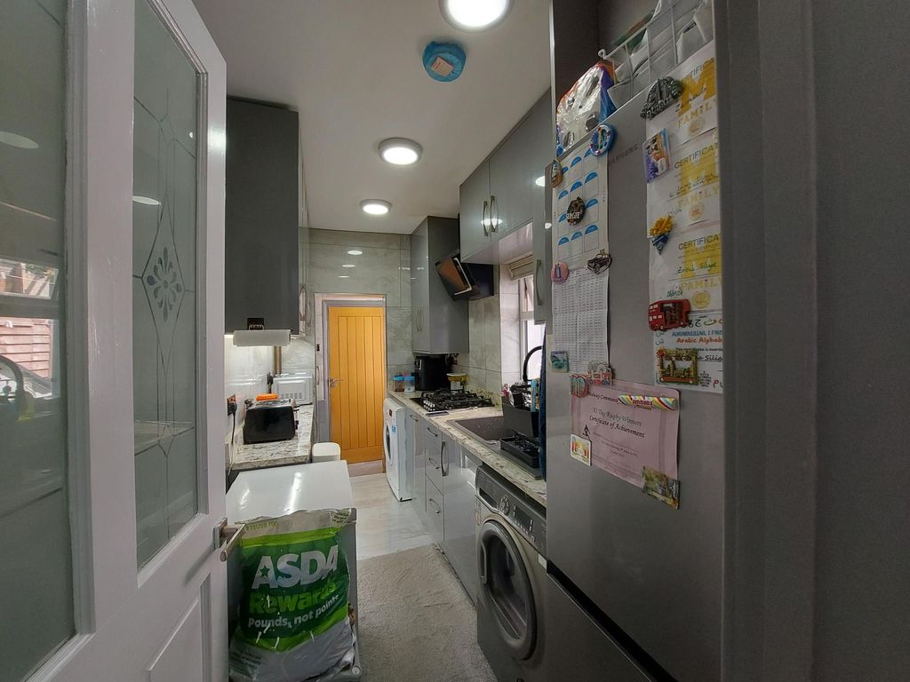 Property photo 3 of 10 Kitchen