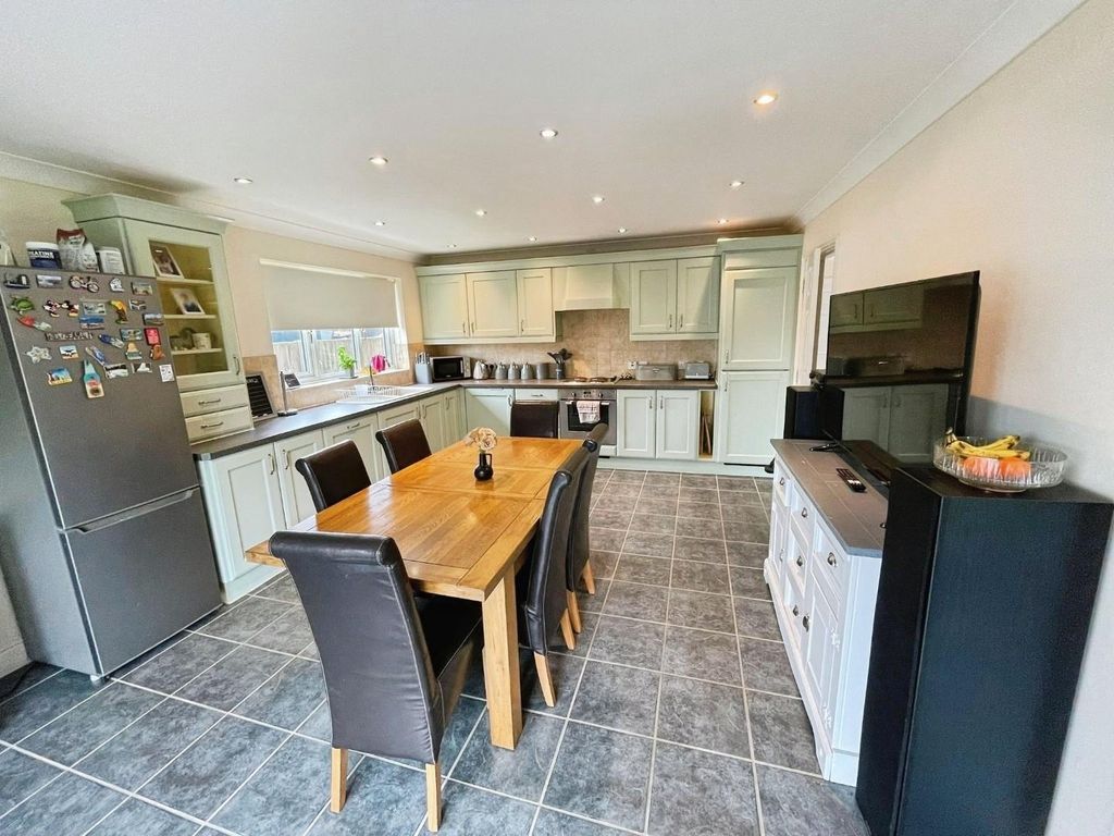 Property photo 3 of 17 38938087-1F962256-Ef15-440A-A8cd-Ed01c2679A62.Jpeg