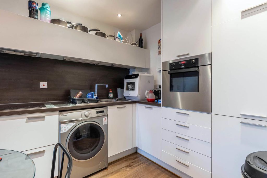Property photo 3 of 6 Kitchen