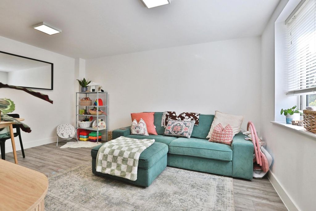 Property photo 3 of 19 Pbox-Img.Jpg