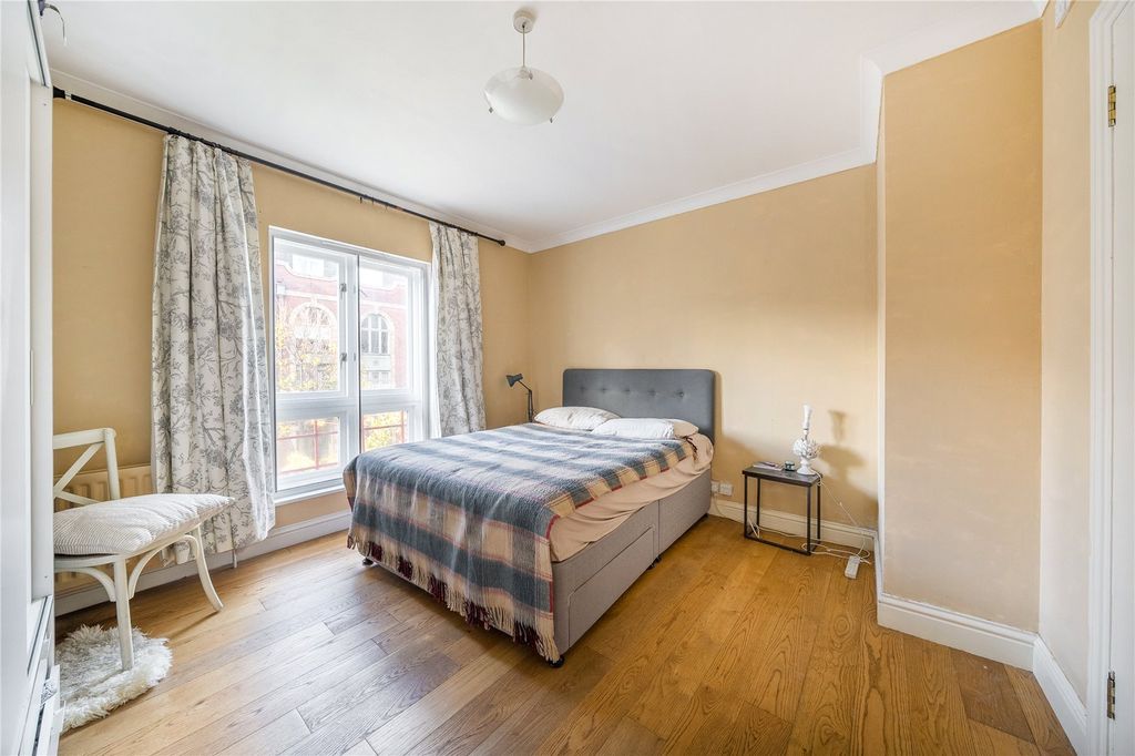 Property photo 2 of 18 Bedroom