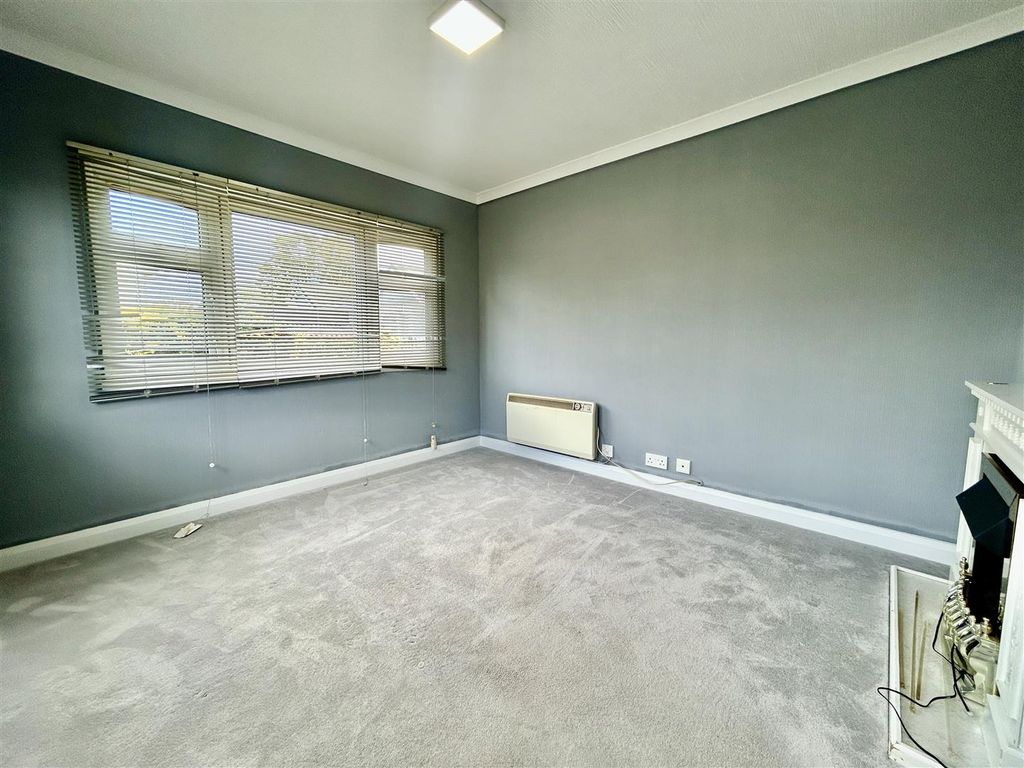 Property photo 3 of 10 Living Room