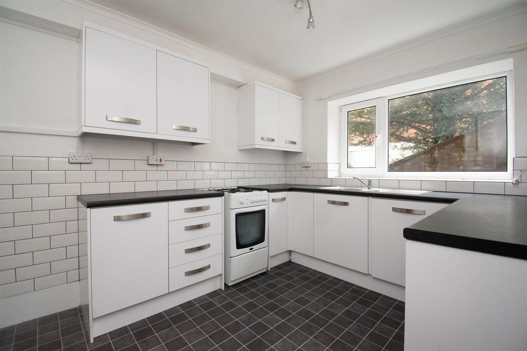 Property photo 2 of 10 Kitchen