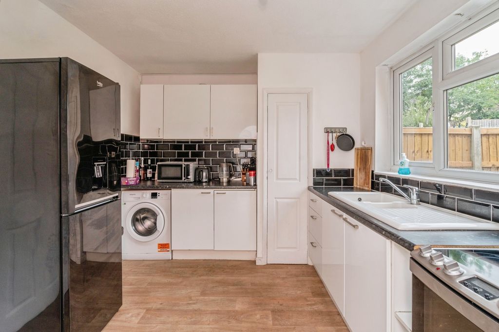 Property photo 3 of 17 Kitchen