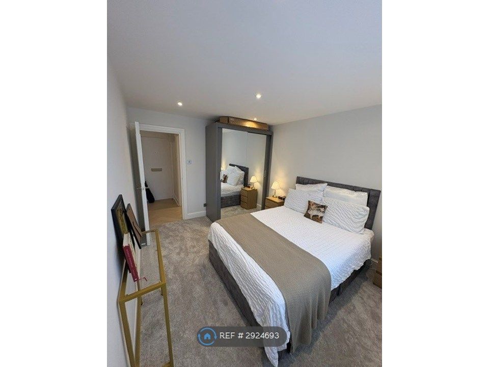 Property photo 3 of 8 Bedroom 1 (Photo 1)
