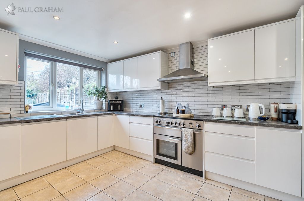 Property photo 2 of 17 71F3A101-F3Ad-4A75-8Da5-d25E2c8Fee86