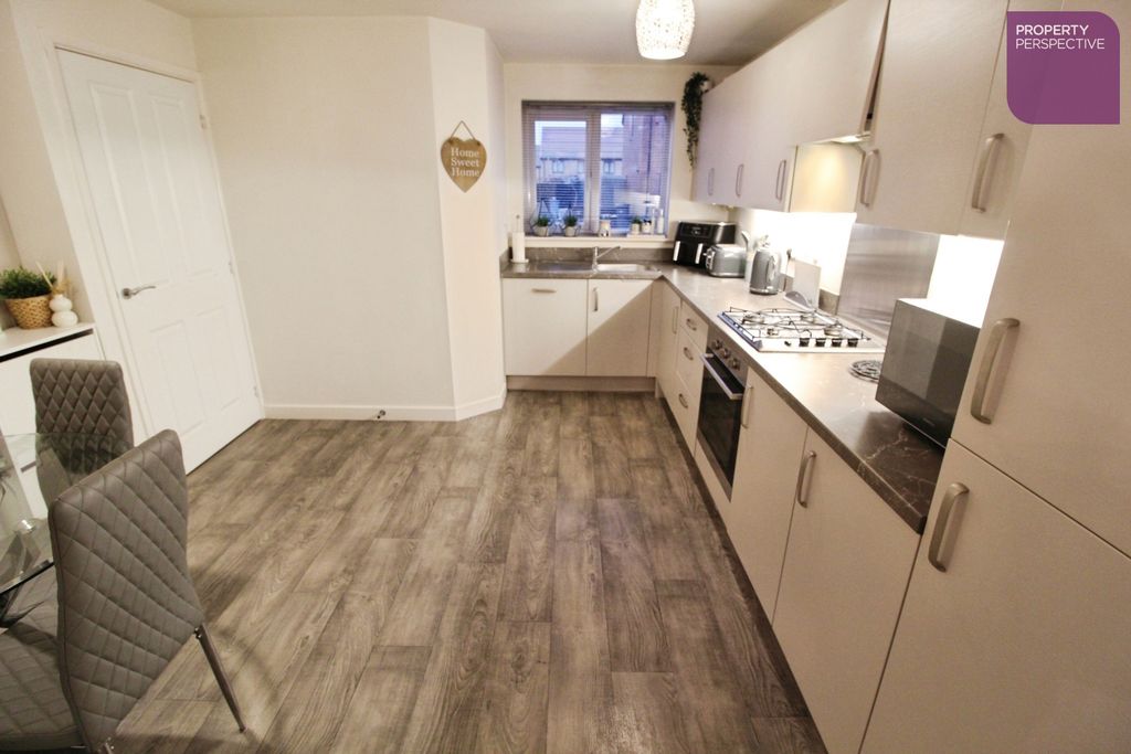 Property photo 3 of 11 Dining Kitchen