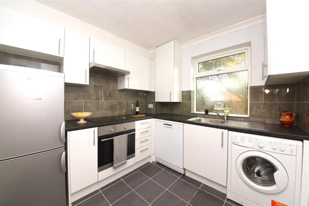 Property photo 3 of 9 13_Cromwell_Close_Pic_6.Png