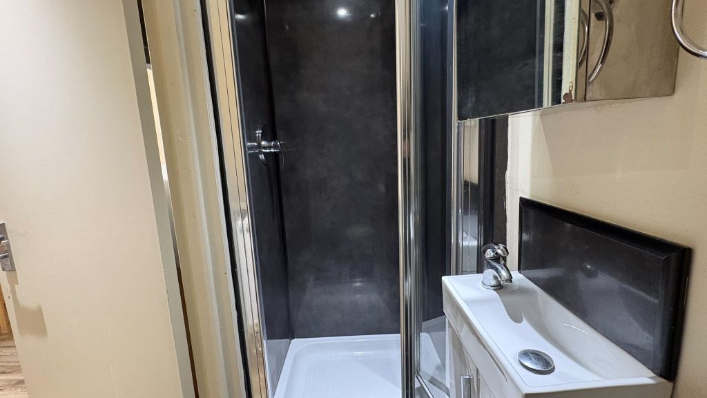 Property photo 3 of 8 Bathroom