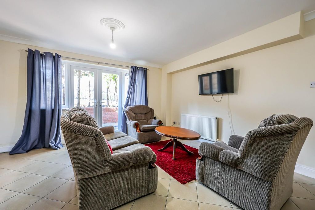 Property photo 2 of 17 Lounge