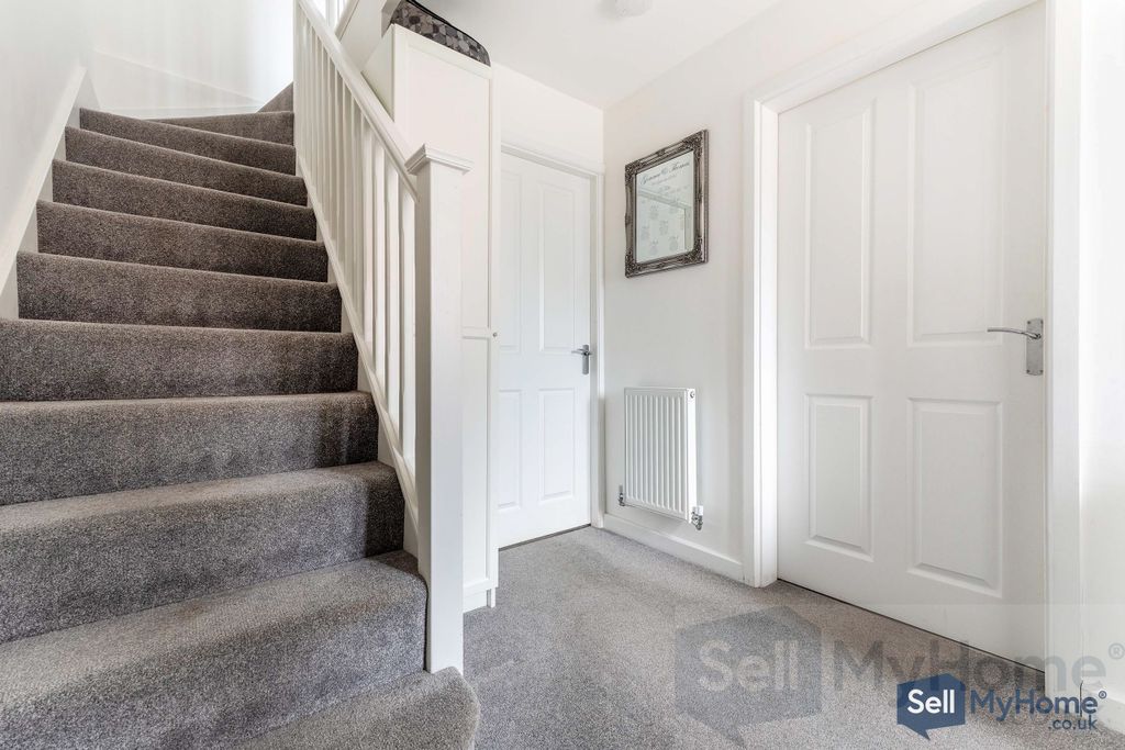 Property photo 2 of 17 Entrance Hall