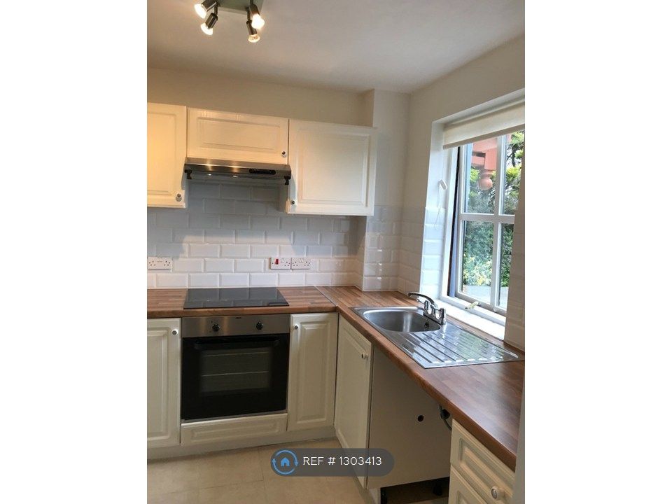 Property photo 2 of 11 Kitchen