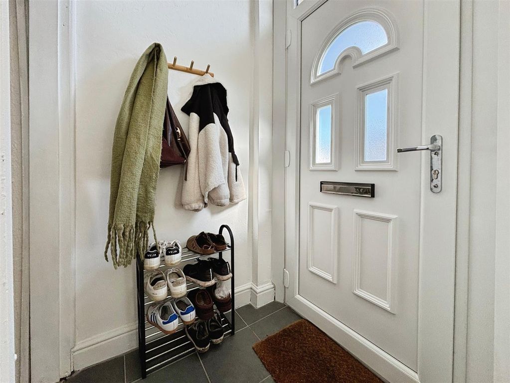 Property photo 2 of 20 Entrance Hall