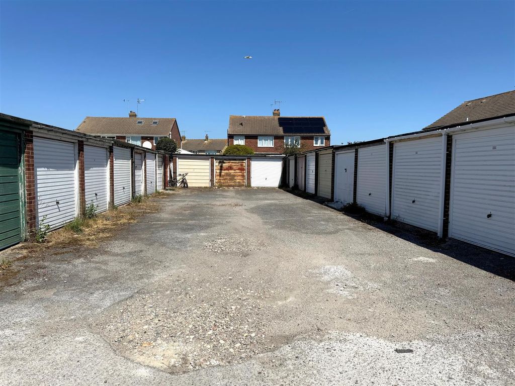 Property photo 2 of 2 Russell Close.Jpg