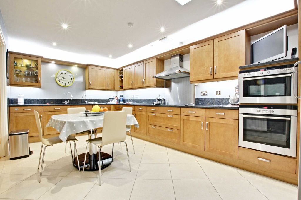 Property photo 2 of 8 Photo