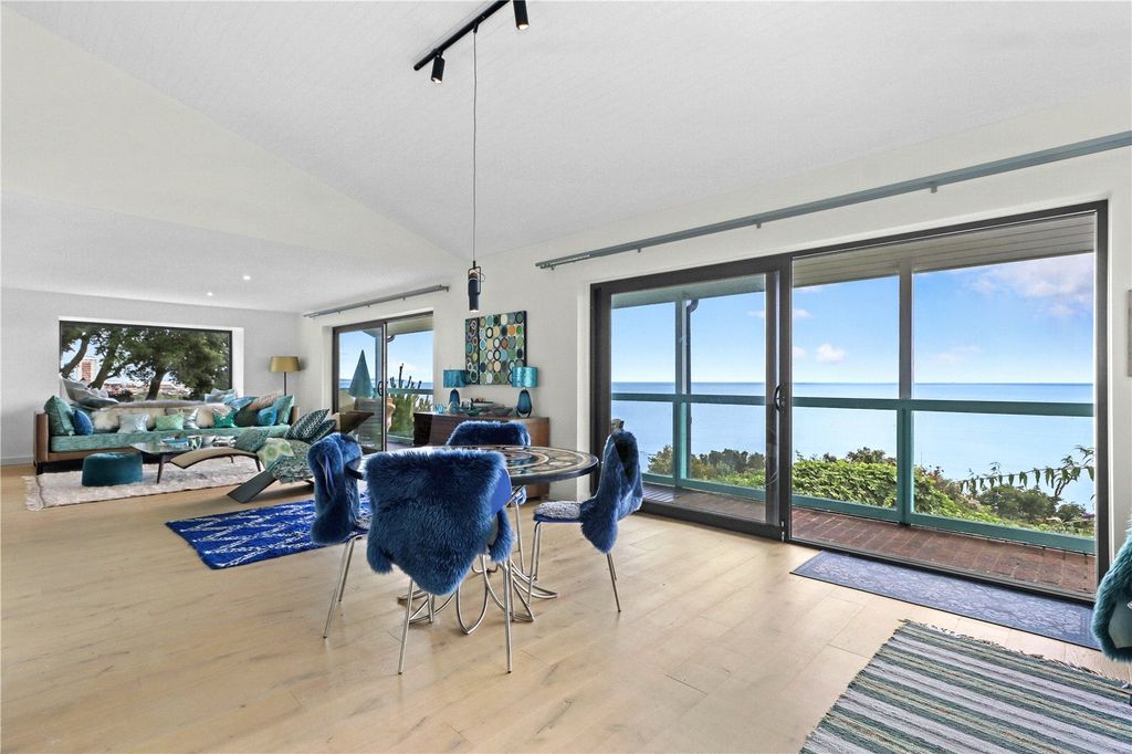 Property photo 3 of 23 Sitting Room