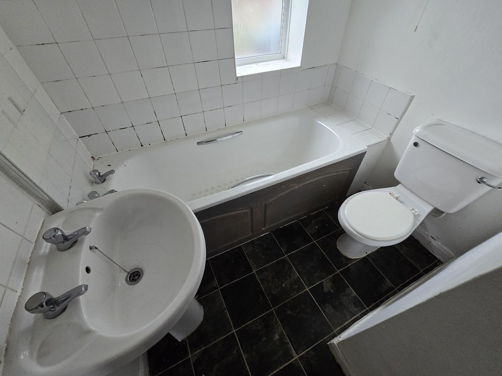 Property photo 3 of 19 R251217 288 - 58 Nutfield Avenue, Crewe, Cheshire, Cw1 3Ru (25).Jpg