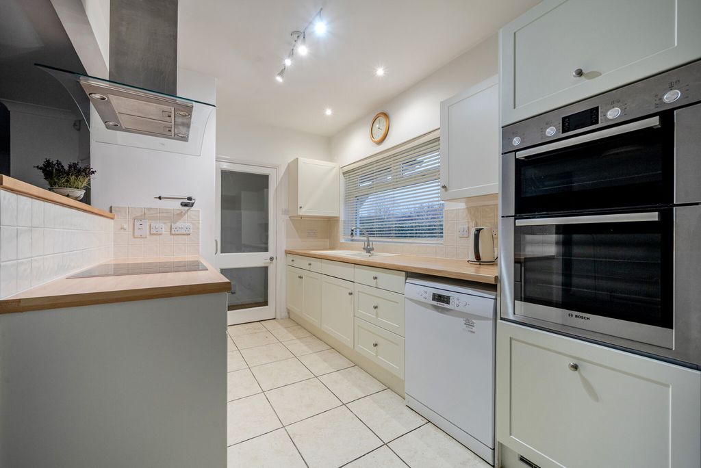 Property photo 3 of 21 1408596-2-6984d28...