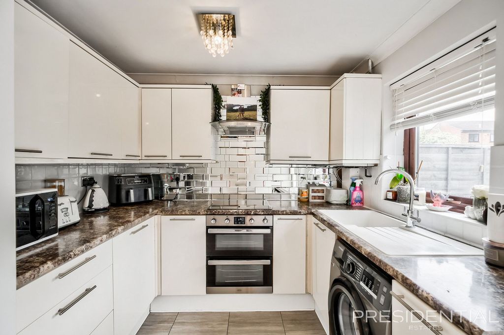 Property photo 2 of 28