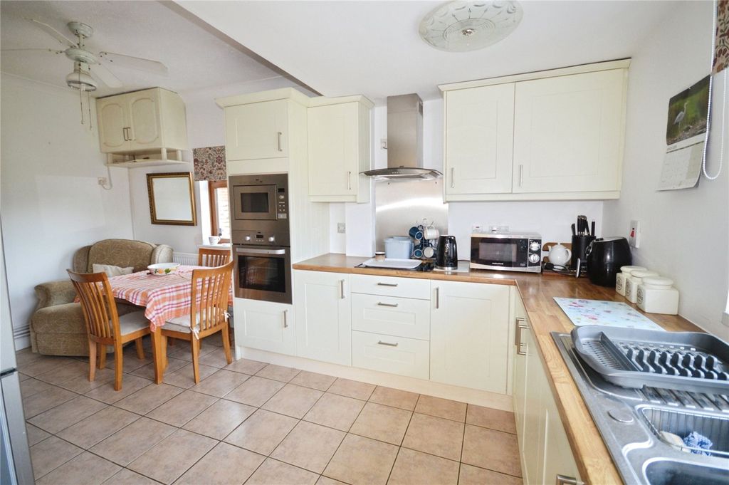 Property photo 3 of 15 Kitchen/Dining Room