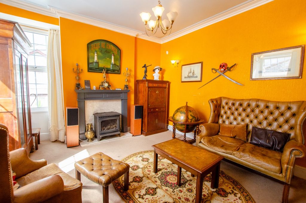 Property photo 2 of 16 31 Castle Street Tps Bodmin Branch 01208 872728-12