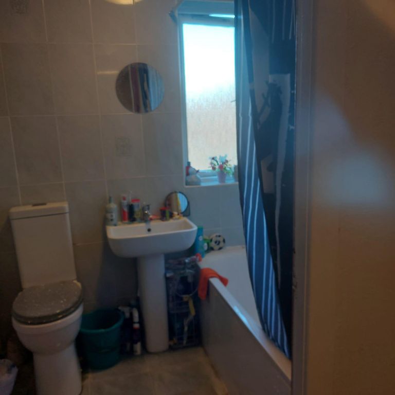 Property photo 2 of 8 Toilet