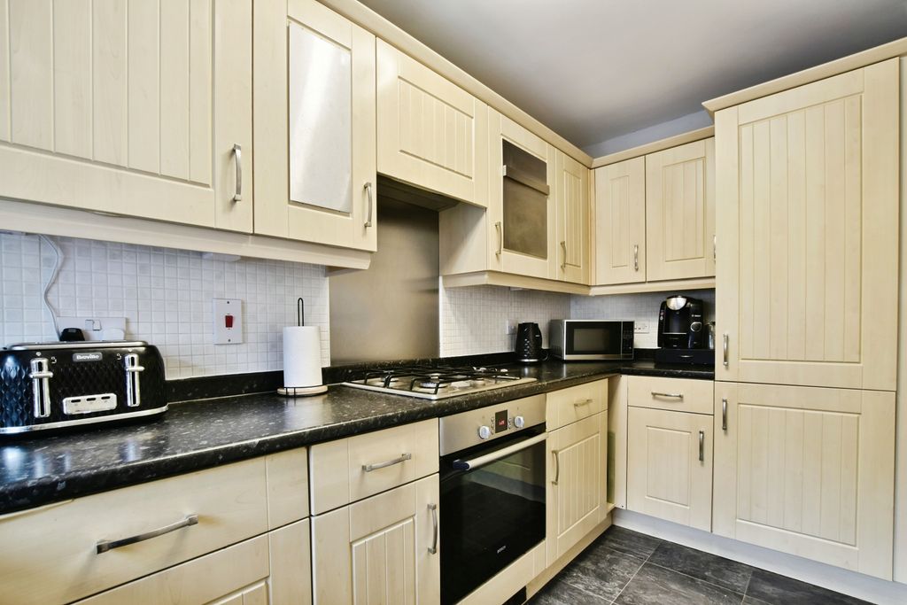 Property photo 2 of 19 Kitchen