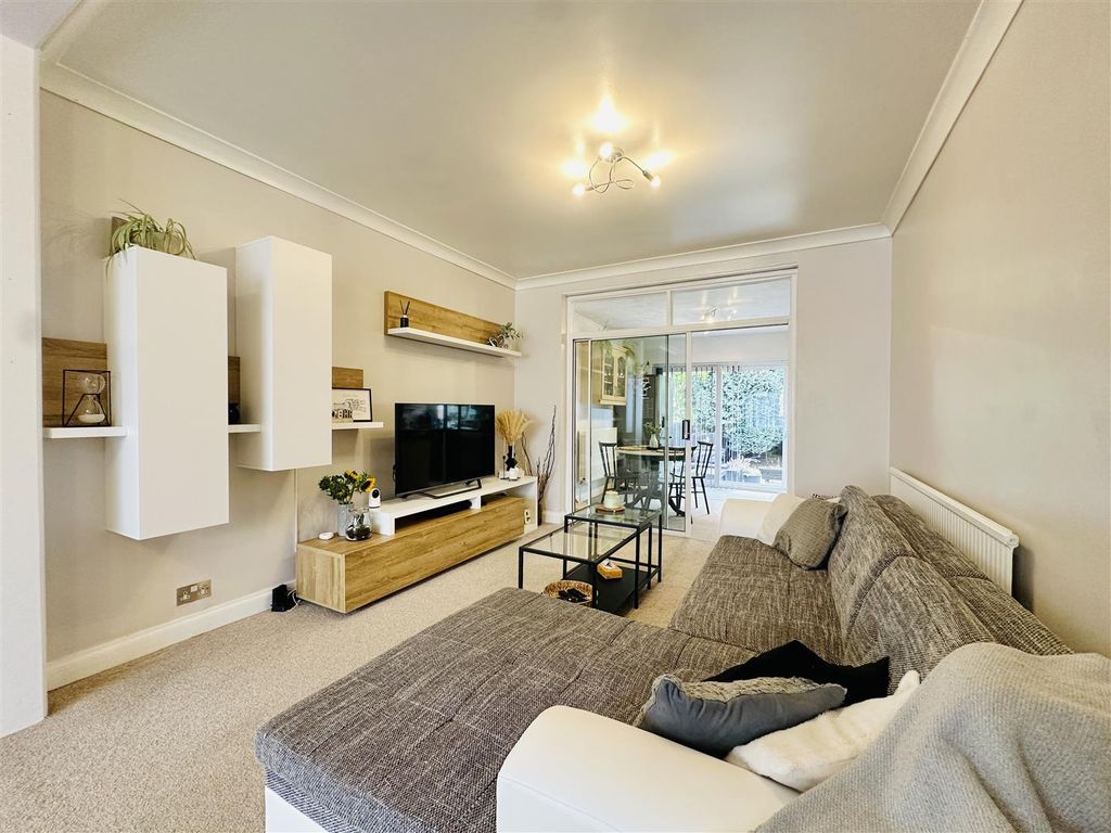 Property photo 2 of 17 Lounge