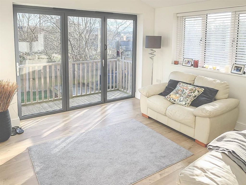 Property photo 3 of 17 d6Bd1354-6B0d-4ee4-Bcb2-1Efa7Bbdd434.Jpg