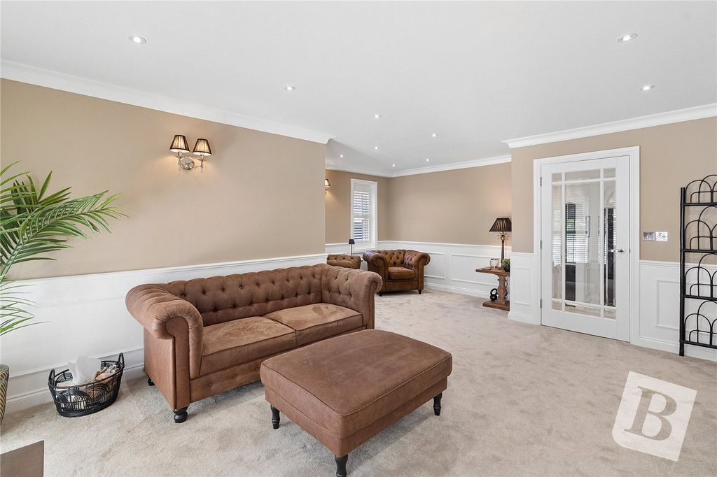 Property photo 3 of 16 Lounge